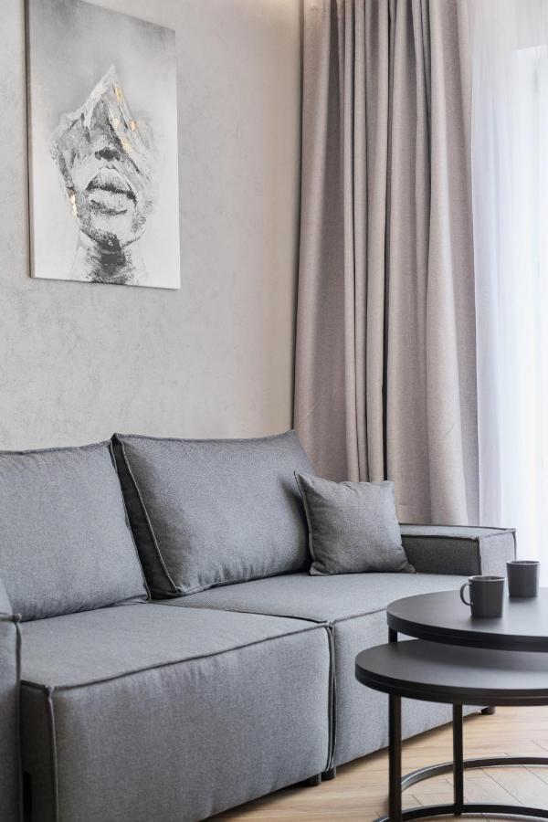Exclusive With Balcony & Parking By Renters Prestige Apartament