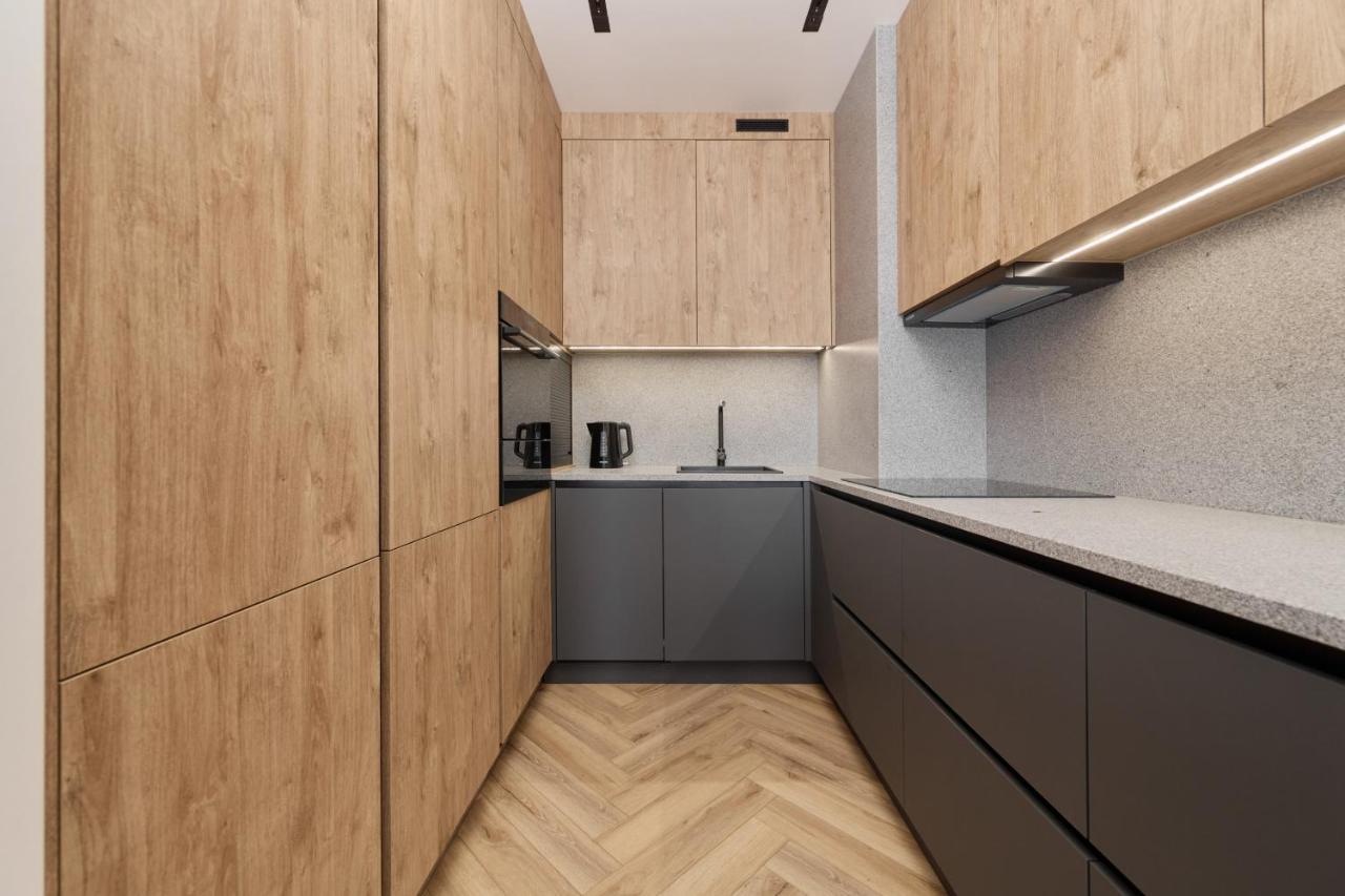 Exclusive With Balcony & Parking By Renters Prestige Apartament