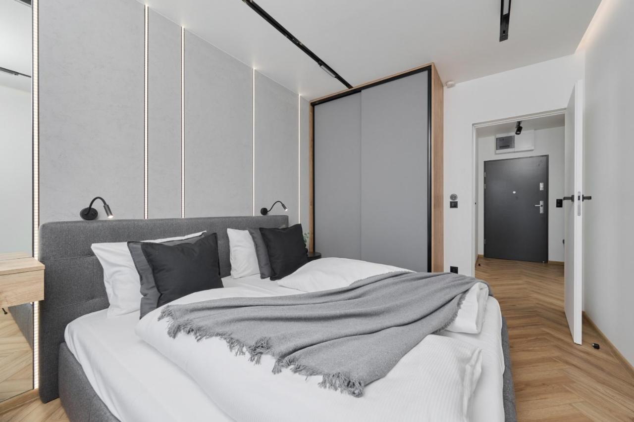 Exclusive With Balcony & Parking By Renters Prestige Apartament *